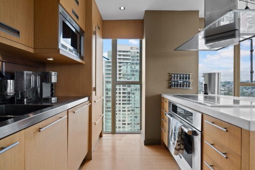 2302-1000 Beach Avenue, Vancouver, BC - Indoor Photo Showing Kitchen