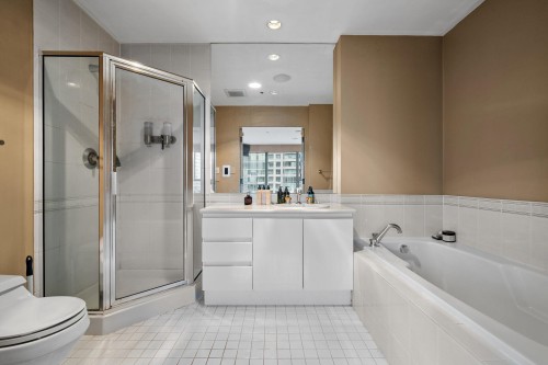 2302-1000 Beach Avenue, Vancouver, BC - Indoor Photo Showing Bathroom