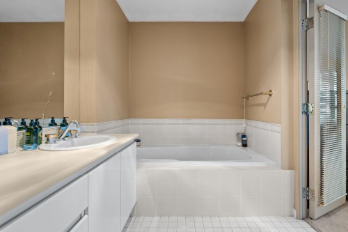 2302-1000 Beach Avenue, Vancouver, BC - Indoor Photo Showing Bathroom