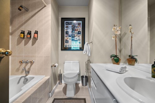 2302-1000 Beach Avenue, Vancouver, BC - Indoor Photo Showing Bathroom