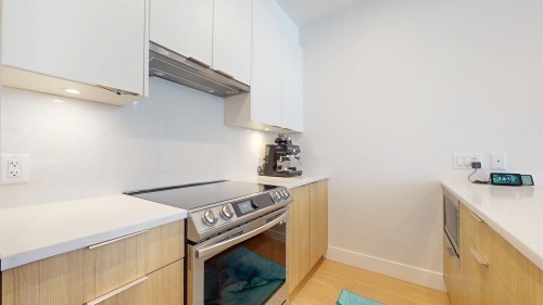 213-1870 Dowad Drive, Squamish, BC - Indoor Photo Showing Kitchen