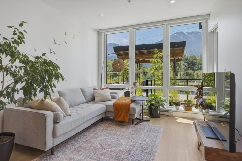213-1870 Dowad Drive, Squamish, BC - Indoor Photo Showing Living Room