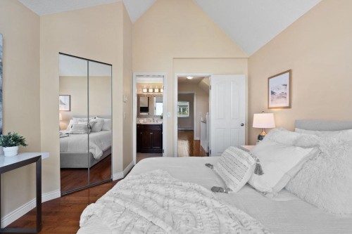 1-230 Keith Road E, North Vancouver, BC - Indoor Photo Showing Bedroom