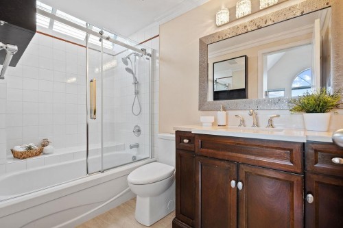 1-230 Keith Road E, North Vancouver, BC - Indoor Photo Showing Bathroom