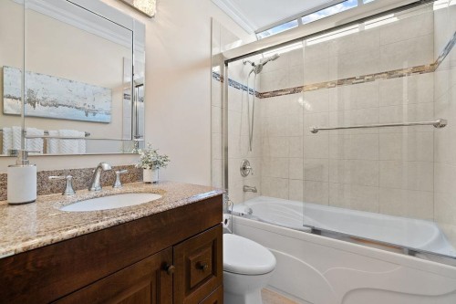 1-230 Keith Road E, North Vancouver, BC - Indoor Photo Showing Bathroom