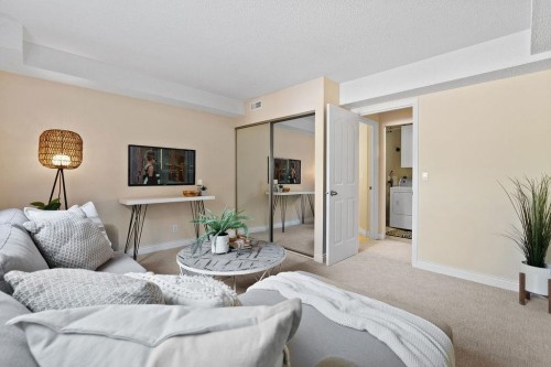 1-230 Keith Road E, North Vancouver, BC - Indoor Photo Showing Living Room