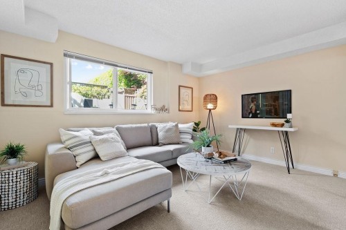 1-230 Keith Road E, North Vancouver, BC - Indoor Photo Showing Living Room