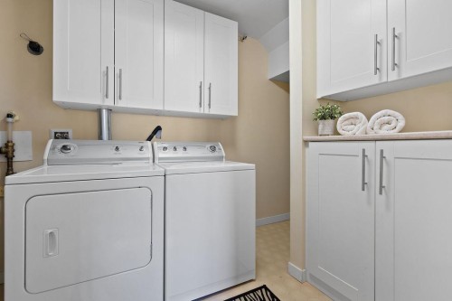 1-230 Keith Road E, North Vancouver, BC - Indoor Photo Showing Laundry Room
