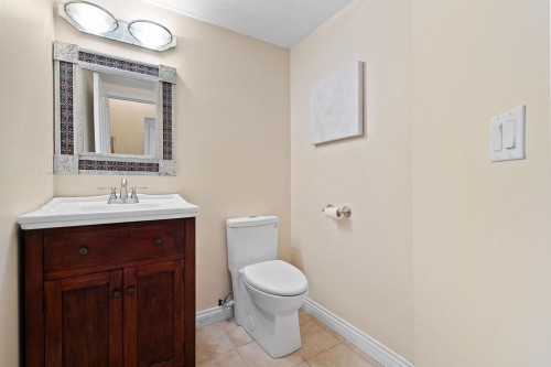 1-230 Keith Road E, North Vancouver, BC - Indoor Photo Showing Bathroom