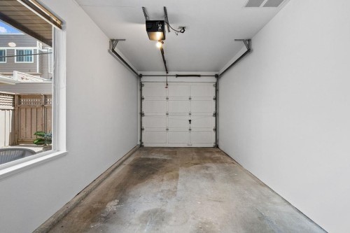 1-230 Keith Road E, North Vancouver, BC - Indoor Photo Showing Garage