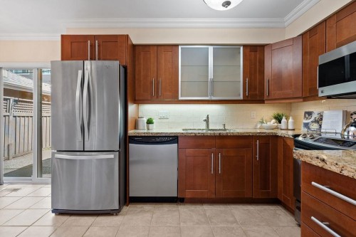1-230 Keith Road E, North Vancouver, BC - Indoor Photo Showing Kitchen