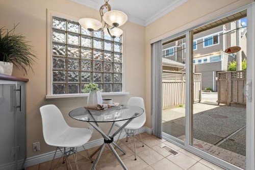 1-230 Keith Road E, North Vancouver, BC - Indoor Photo Showing Dining Room