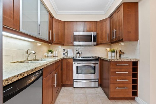 1-230 Keith Road E, North Vancouver, BC - Indoor Photo Showing Kitchen With Double Sink