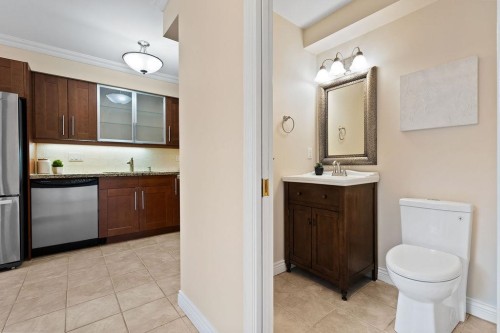 1-230 Keith Road E, North Vancouver, BC - Indoor Photo Showing Bathroom