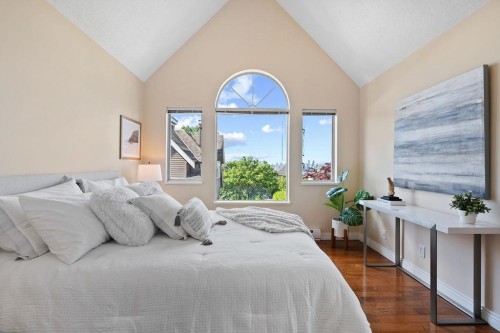 1-230 Keith Road E, North Vancouver, BC - Indoor Photo Showing Bedroom