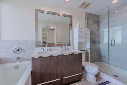 1705-8677 Capstan Way, Richmond, BC - Indoor Photo Showing Bathroom
