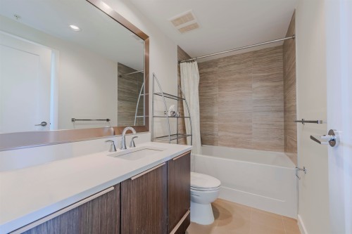 1705-8677 Capstan Way, Richmond, BC - Indoor Photo Showing Bathroom