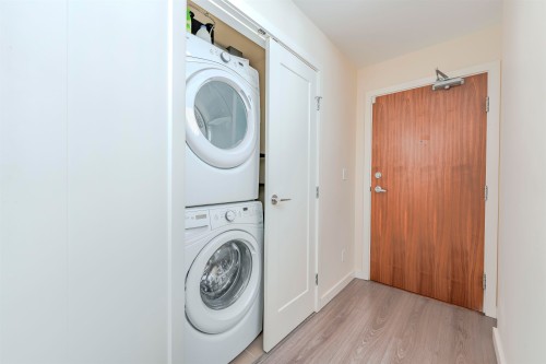 1705-8677 Capstan Way, Richmond, BC - Indoor Photo Showing Laundry Room