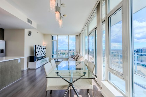 1705-8677 Capstan Way, Richmond, BC - Indoor Photo Showing Kitchen
