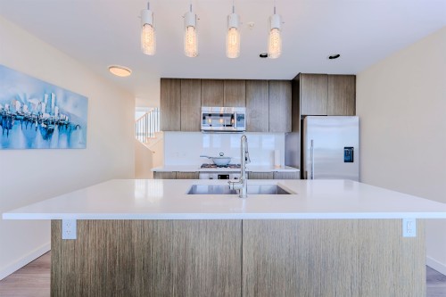 1705-8677 Capstan Way, Richmond, BC - Indoor Photo Showing Kitchen