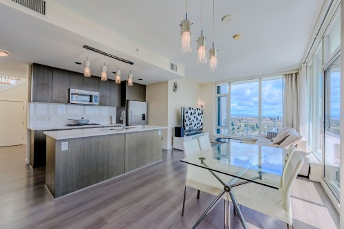 1705-8677 Capstan Way, Richmond, BC - Indoor Photo Showing Kitchen