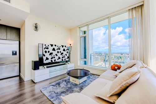 1705-8677 Capstan Way, Richmond, BC - Indoor Photo Showing Living Room
