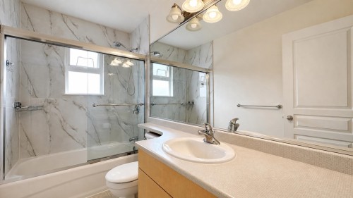 10520 Odlin Road, Richmond, BC - Indoor Photo Showing Bathroom