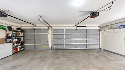10520 Odlin Road, Richmond, BC - Indoor Photo Showing Garage