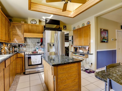 960 Porter Street, Coquitlam, BC - Indoor Photo Showing Kitchen With Double Sink