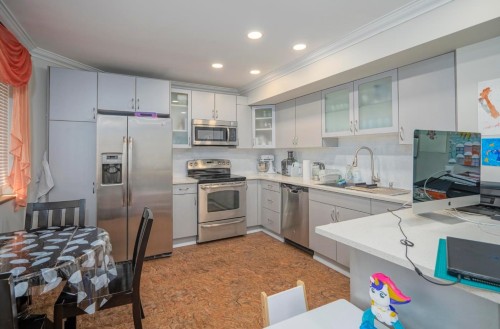 23005 Olund Crescent, Maple Ridge, BC - Indoor Photo Showing Kitchen With Double Sink