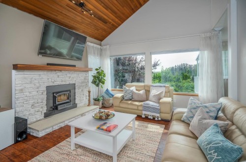 23005 Olund Crescent, Maple Ridge, BC - Indoor Photo Showing Living Room With Fireplace