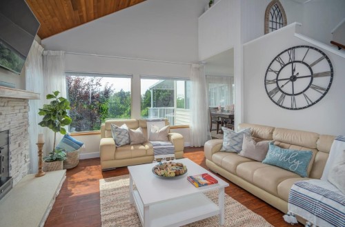 23005 Olund Crescent, Maple Ridge, BC - Indoor Photo Showing Living Room With Fireplace
