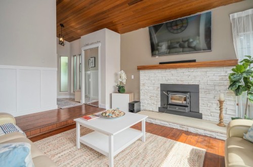 23005 Olund Crescent, Maple Ridge, BC - Indoor Photo Showing Living Room With Fireplace