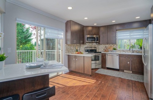 23005 Olund Crescent, Maple Ridge, BC - Indoor Photo Showing Kitchen