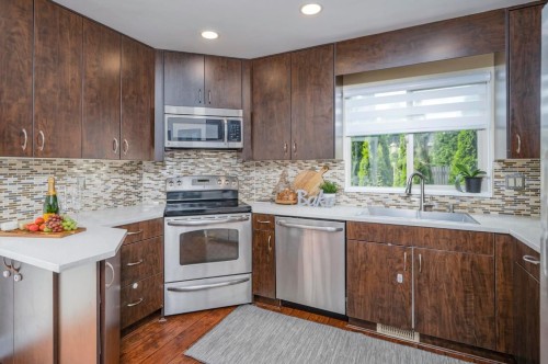 23005 Olund Crescent, Maple Ridge, BC - Indoor Photo Showing Kitchen With Upgraded Kitchen