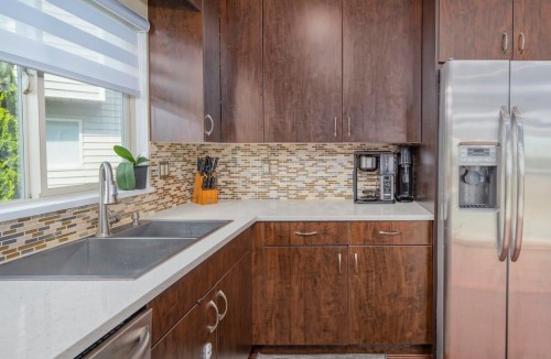 23005 Olund Crescent, Maple Ridge, BC - Indoor Photo Showing Kitchen With Double Sink With Upgraded Kitchen