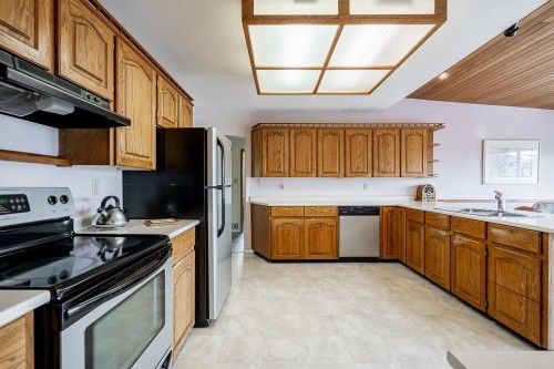 240 Eighth Avenue E, New Westminster, BC - Indoor Photo Showing Kitchen With Double Sink