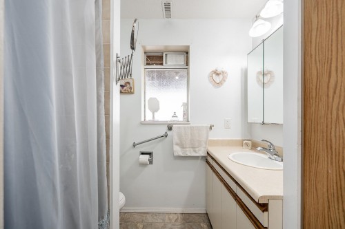 240 Eighth Avenue E, New Westminster, BC - Indoor Photo Showing Bathroom