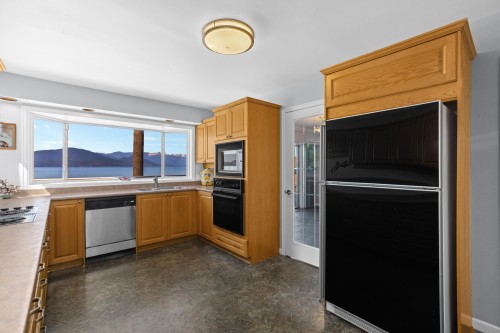 4 Strachan Point Road, West Vancouver, BC - Indoor Photo Showing Kitchen With Double Sink