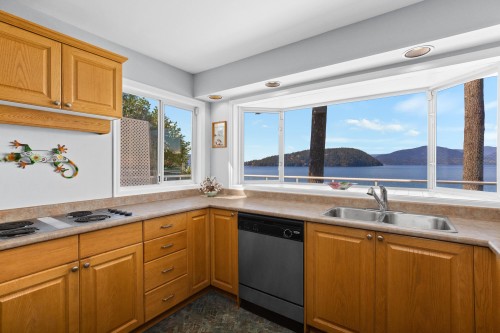 4 Strachan Point Road, West Vancouver, BC - Indoor Photo Showing Kitchen With Double Sink
