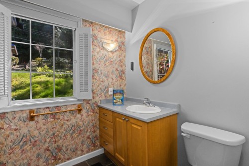 4 Strachan Point Road, West Vancouver, BC - Indoor Photo Showing Bathroom