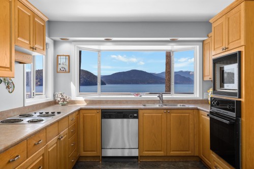4 Strachan Point Road, West Vancouver, BC - Indoor Photo Showing Kitchen With Double Sink