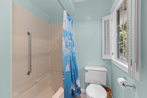 4 Strachan Point Road, West Vancouver, BC - Indoor Photo Showing Bathroom