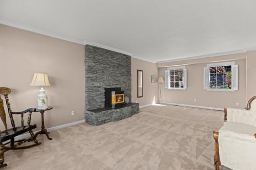 4 Strachan Point Road, West Vancouver, BC - Indoor With Fireplace
