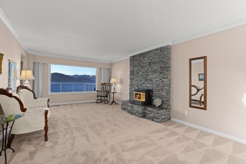4 Strachan Point Road, West Vancouver, BC - Indoor Photo Showing Living Room With Fireplace