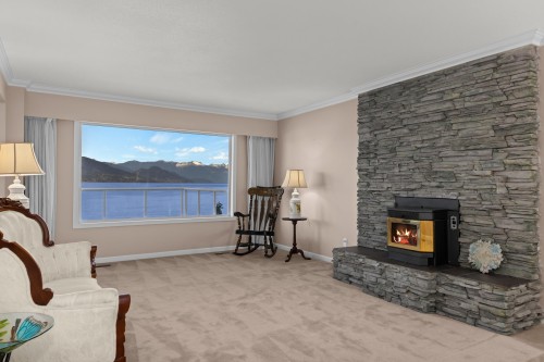 4 Strachan Point Road, West Vancouver, BC - Indoor Photo Showing Living Room With Fireplace