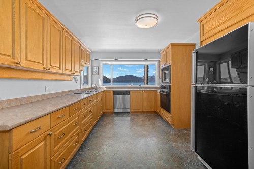 4 Strachan Point Road, West Vancouver, BC - Indoor Photo Showing Kitchen