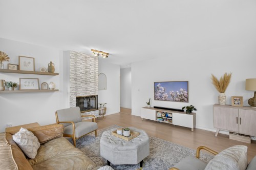23555 108 Avenue, Maple Ridge, BC - Indoor Photo Showing Living Room With Fireplace