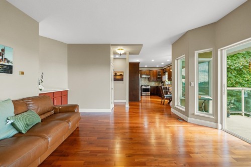 2264 Sorrento Drive, Coquitlam, BC - Indoor Photo Showing Living Room