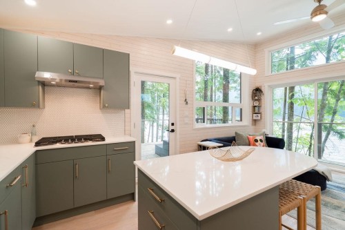 14 Croker Island E, North Vancouver, BC - Indoor Photo Showing Kitchen With Upgraded Kitchen
